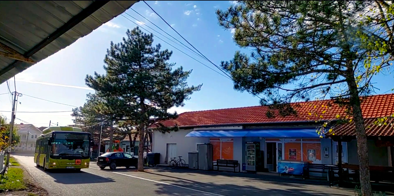 Dolazak skolskog autobusa u Malo Laole 2023. godine